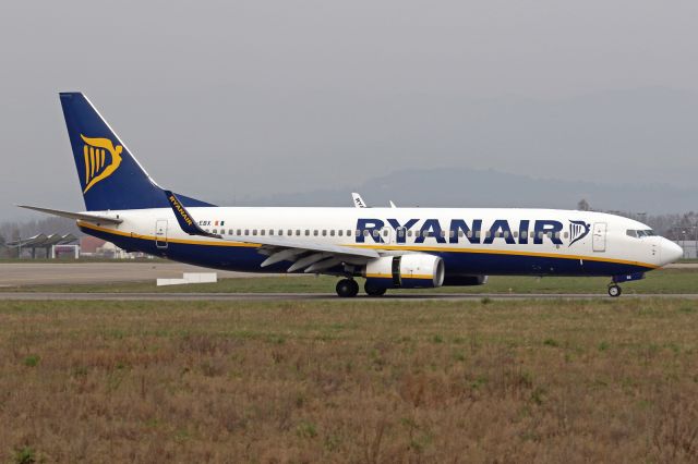 Boeing 737-800 (EI-EBX)