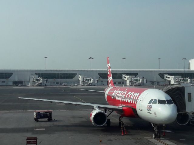 Airbus A320 (9M-AHZ) - Air Asia A320 at klia2 