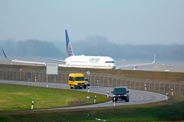 BOEING 767-300 (N667UA)