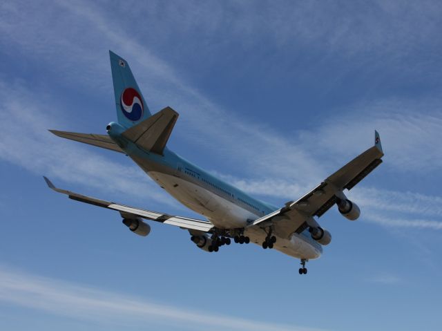 Boeing 747-400 (HL7465) - Arriving on the north side at KLAX flying over the park next to the infamous In-N-Out Burger.