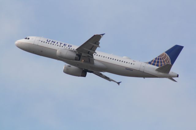 Airbus A320 (N491UA) - N491UA climbing out from runway 23R