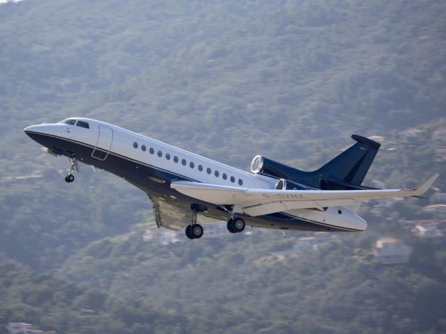 Dassault Falcon 7X (G-SVNX) - Take off runway 17.