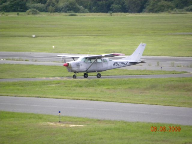 Cessna 205 (N8296Z) - Skydive 1 taxiing to the pit after a full day of work. Why cant they paint it?