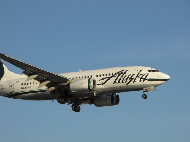 Boeing 737-700 (N613AS) - Landing on RWY 19R