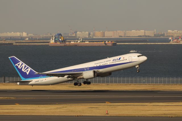 BOEING 767-300 (JA8669) - March 9th 2019:HND-FUK.