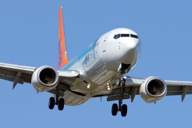 Boeing 737-800 (C-GKVP) - 12R approach.