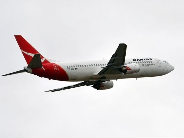 BOEING 737-400 (VH-TJE) - Getting airborne off runway 23. Tuesday 27th December 2011.