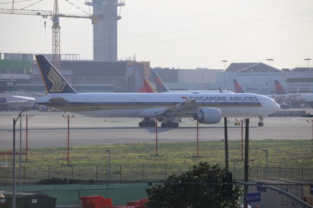 BOEING 777-300ER (9V-SWL)