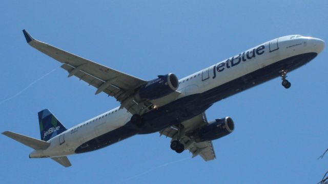 Airbus A321 (N968JT) - JetBlue A321 on short final for 25R