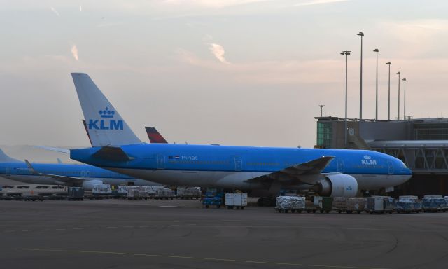 Boeing 777-200 (PH-BQC) - KLM Boeing 777-206(ER) PH-BQC in Amsterdam 