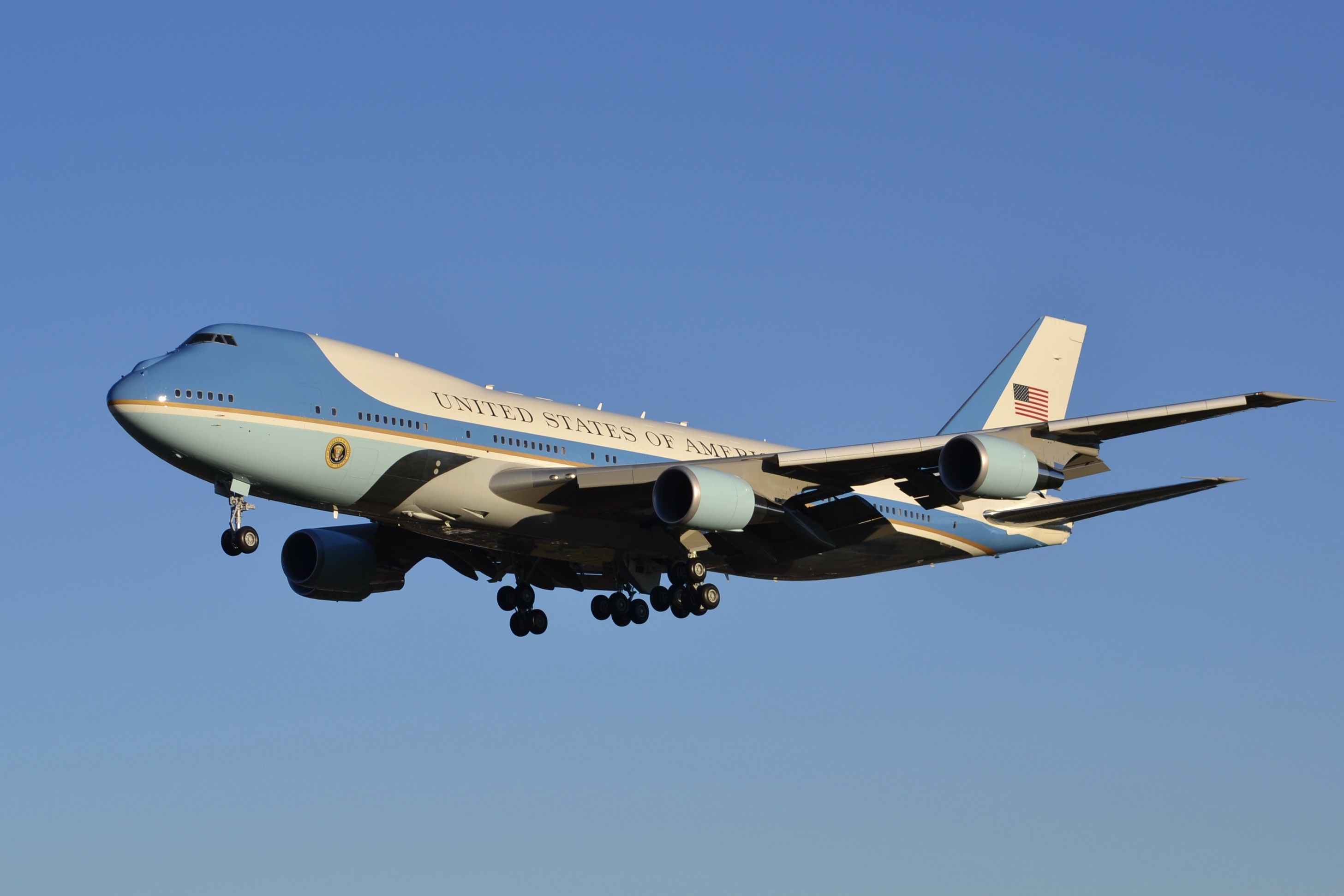 Boeing 747-200 (28000) - Golden hour arrival with POTUS 44 onboard.