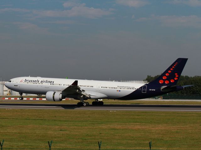 Airbus A330-300 (OO-SFW) - Passerelle spotter 07 R-25 L. From New-York JKF KJFK.