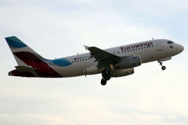 Airbus A319 (OE-LYY) - Airborne off rwy 27L on 11-Nov-17 operating flight EWE4397 to LOWI.