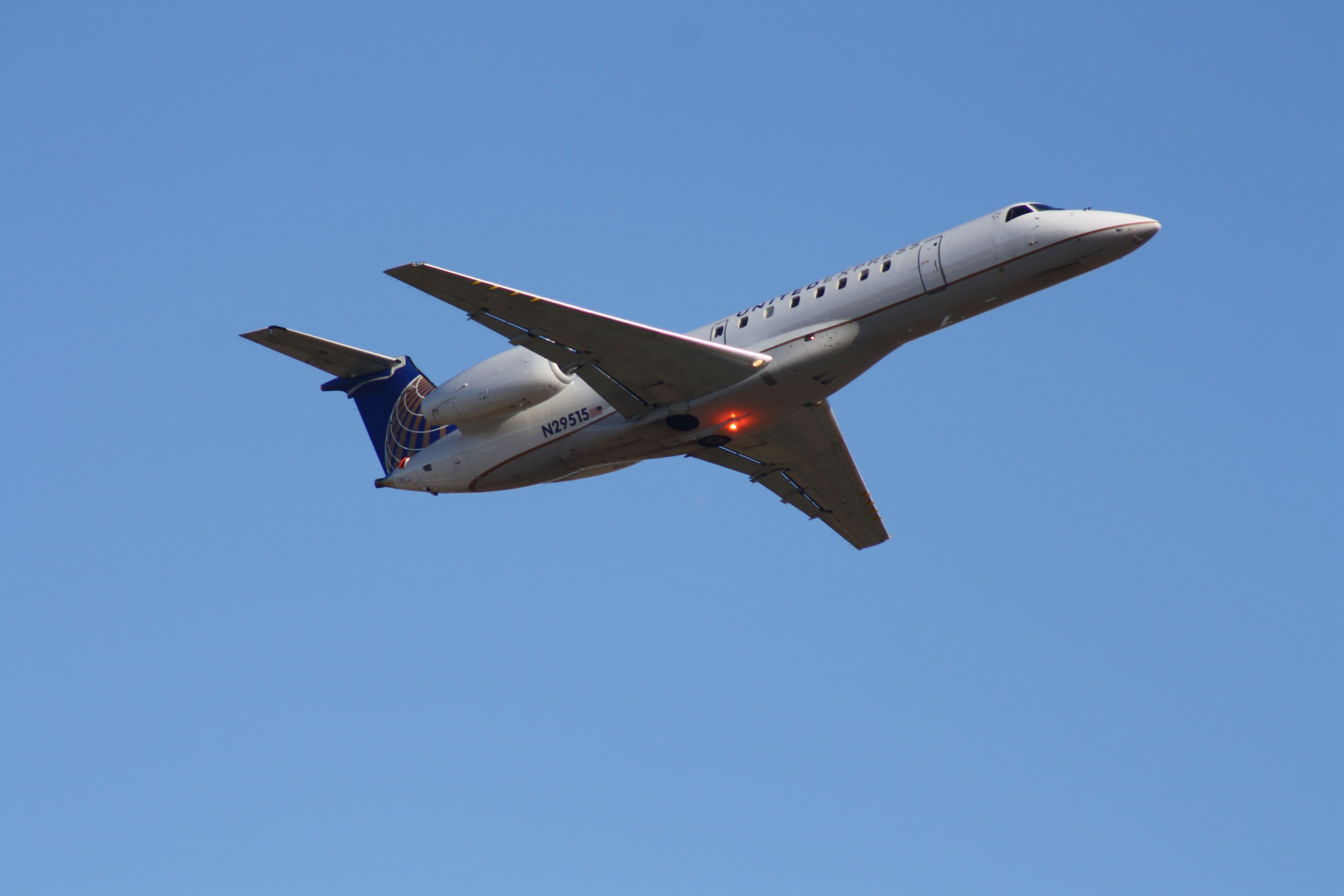 Embraer ERJ-135 —