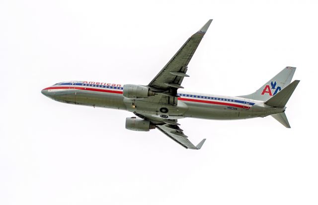 Boeing 737-800 (N923AN) - Shooting up into a a bright cloudy sky gives a nice white background, kind of a cool effect.