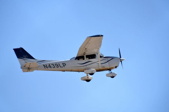 Cessna Skyhawk (N439LP) - Seen flying over Torrance Airport