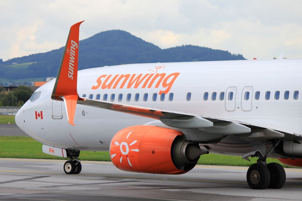 Boeing 737-800 (C-FFPH)