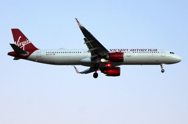 Airbus A321 (N923VA) - AS 1352 arriving from San Francisco