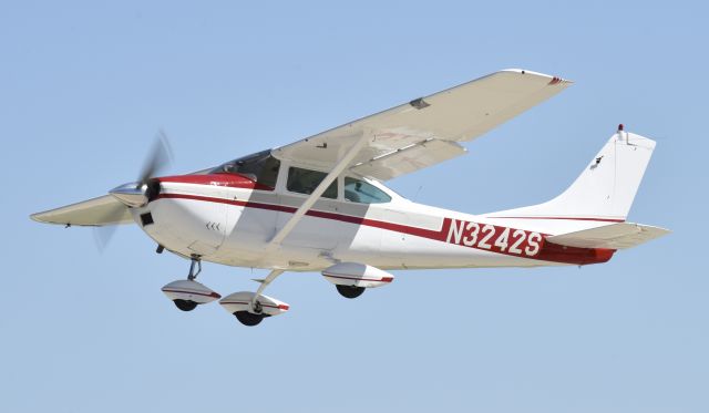 Cessna Skylane (N3242S) - Airventure 2017