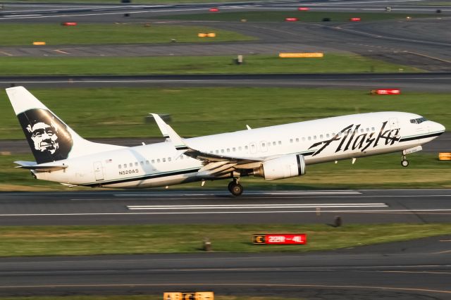 Boeing 737-800 (N520AS)