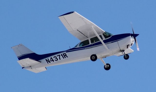 Cessna Skyhawk (N4371R) - Whiteside Co. Airport KSQI 2 Feb 2023br /This sharp looking 172 launches off of runway 25.br /Gary C. Orlando 