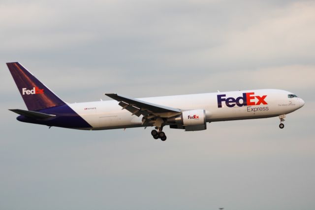 BOEING 767-300 (N114FE) - FedEx 767-300 on final for MCO.