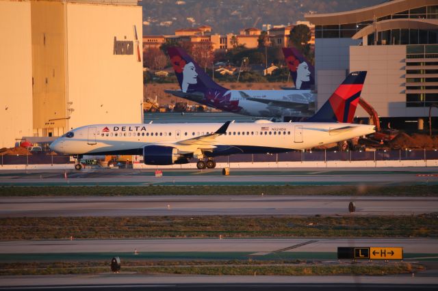 Airbus A220-300 (N324DU)