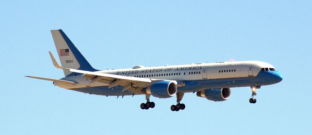 Boeing 757-200 (99-0004)