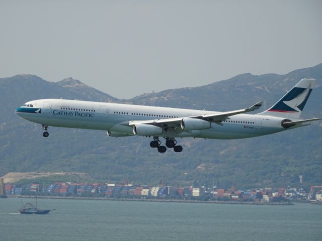 Airbus A340-300 (B-HXC)