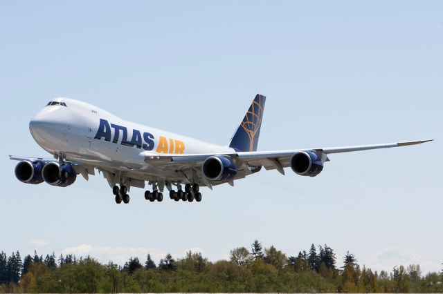 BOEING 747-8 (N855GT) - Landing at Paine Field after a test flight.