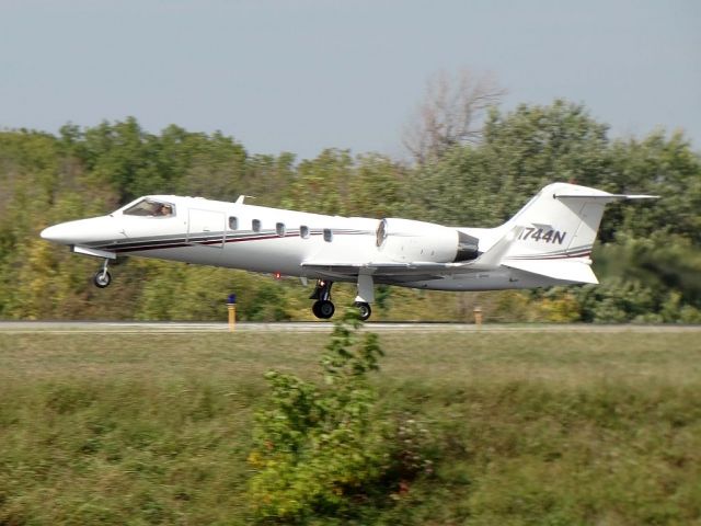 Learjet 31 (N744N)