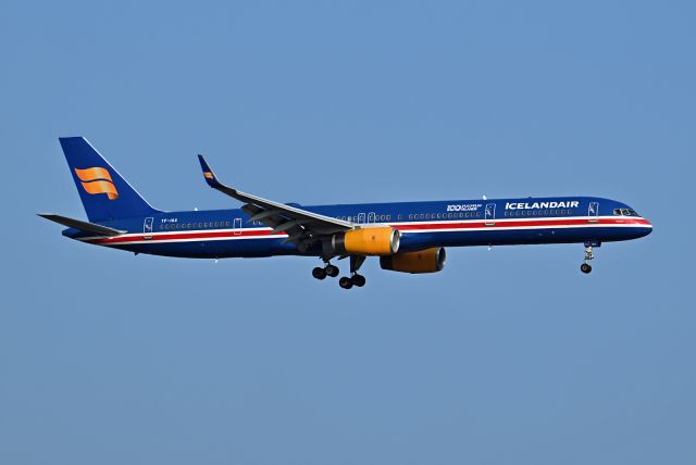 BOEING 757-300 (TF-ISX)