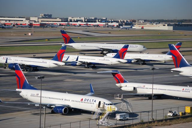 KATL — - Busy Saturday morning on the Delta service ramp - 4/6/13