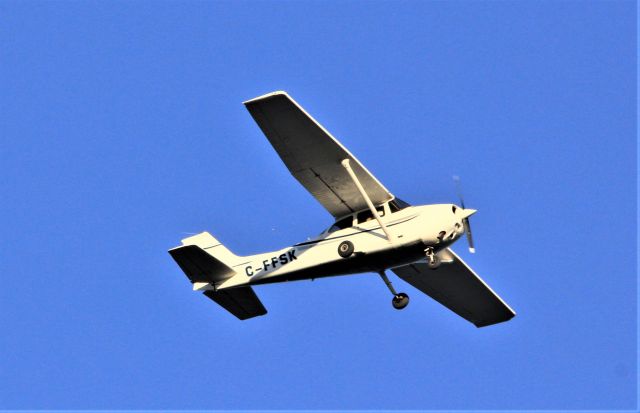 C-FFSK — - C-FFSK CESSNA SKYHAWK 172 N survolant le Fleuve St-Laurent à Lavaltrie QC. le 24-11-2021 à 14:53