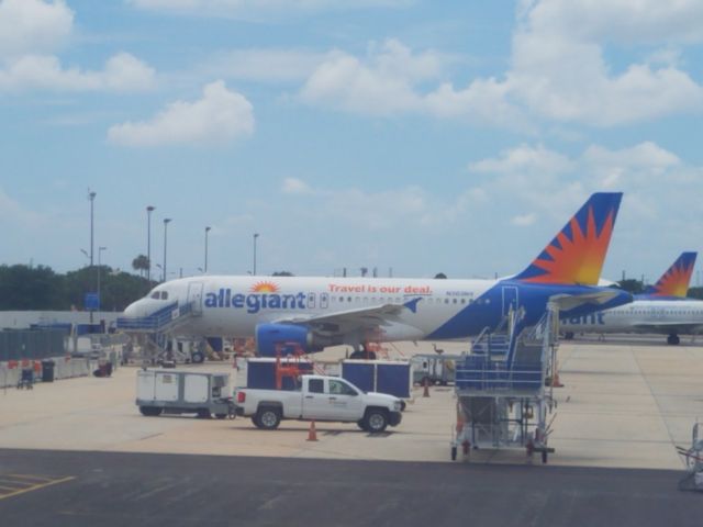 Airbus A320 (N303NV) - N303NV getting ready for a flight to KDSM