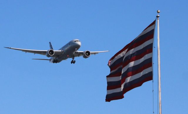 Boeing 787-8 (N803AL) - On final is this 2015 American Airline Boeing 787-8 in the Winter of 2020. This 1777 flag design was flown during the Siege of Ft. Mifflin that borders the future airport. It was one of many designs that were flown during the War for Independence. Shortly thereafter the Betsy Ross design started to be flown and the rest is history. Excellent spotting location with the two main runways seconds away.