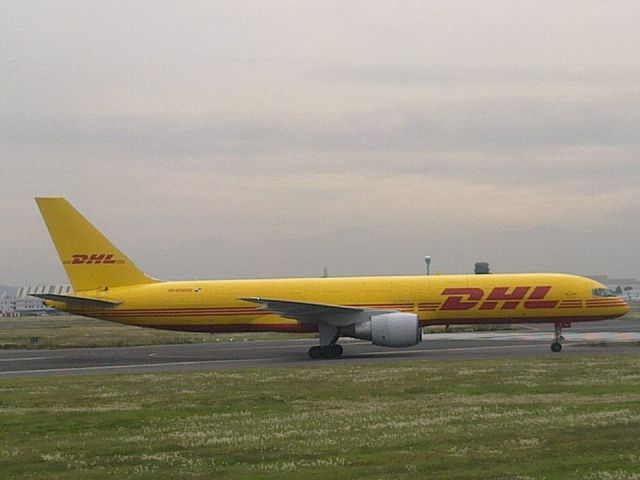 Boeing 757-200 (HP-1910DAE) - Boeing 757-27A DHL en la Ciudad de México (MEX/MMMX) en su camino hacia Aduanas.