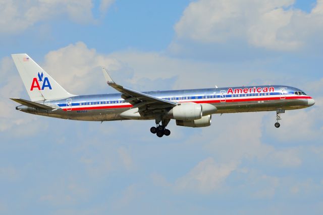 Boeing 757-200 (N634AA) - American B757-200 N634AA Arriving KDFW 08/11/2013