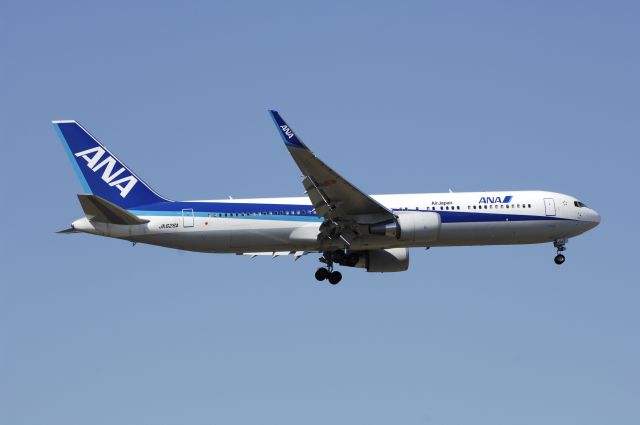 BOEING 767-300 (JA626A) - Final Approach to NRT Airport R/W34L on 2012/04/08