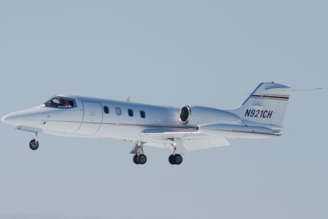 Learjet 35 (N921CH) - incoming on rnwy 18