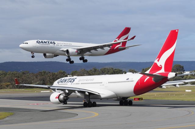 Airbus A330-200 (VH-EBQ) - Airbus A330-202. Qantas VH-EBQ arr from Melbourne Rwy 03 YPPH 160819