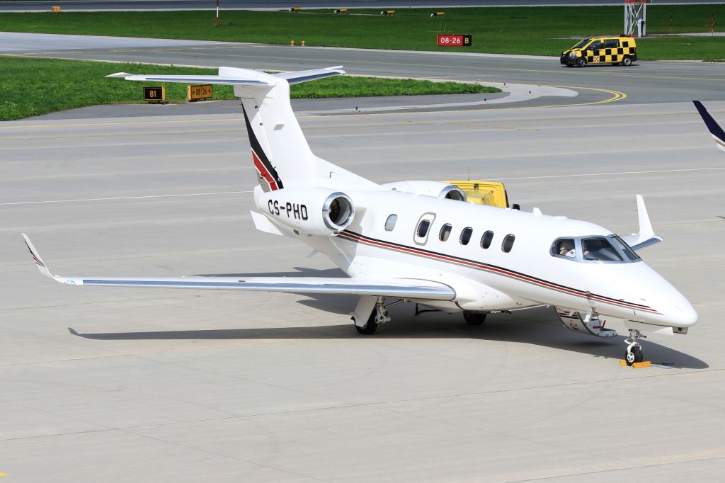 Embraer Phenom 300 (CS-PHD)