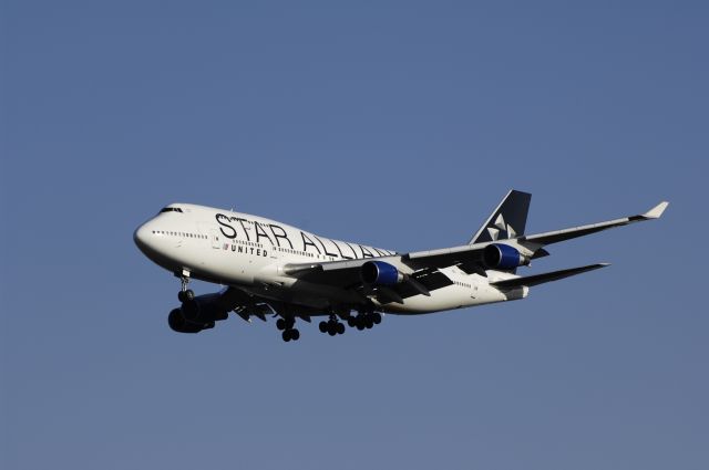 Boeing 747-400 (N121UA) - Final Approach to NRT Airport Runway 34L on 2011/12/31 Star Alliance c/s