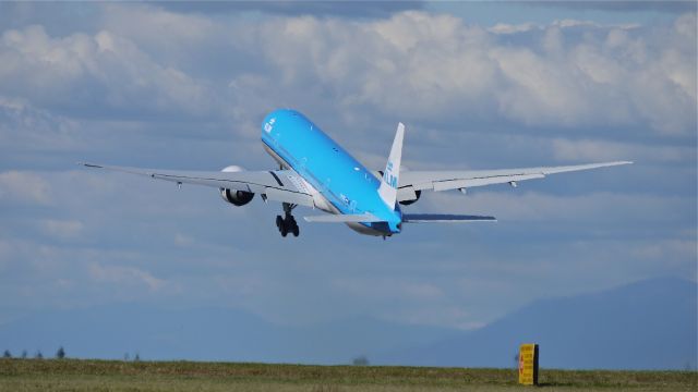 BOEING 777-300 (PH-BVK) - KLM7462 climbs from runway 34L to begin its delivery flight to EHAM / AMS on 5/31/13. (LN:1106 cn 42172).