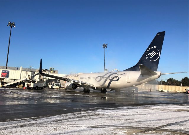 Boeing 737-800 (N3761R) - Snow 