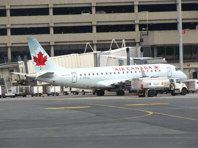 Embraer 175 (C-FEJL)