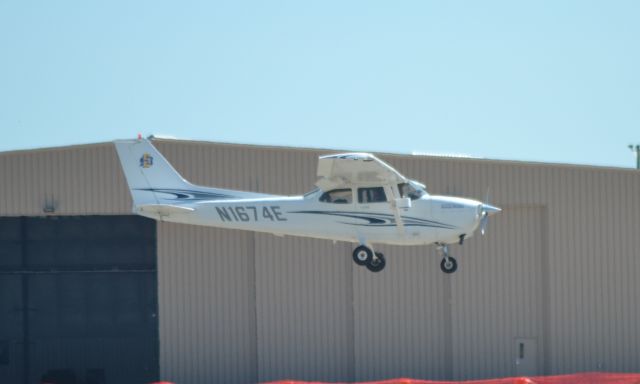 Cessna Skyhawk (N1674E)