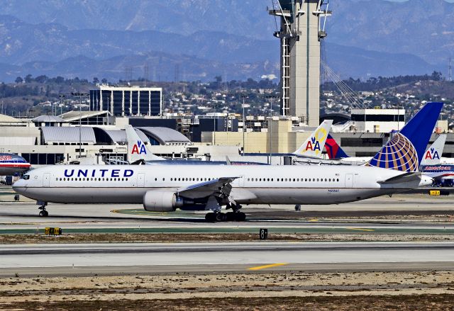 BOEING 767-400 (N68061) - N68061 United Airlines Boeing 767-424/ER / 0061 (cn 29456/868)  Los Angeles - International (LAX / KLAX) USA - California, October 24, 2012 TDelCoro