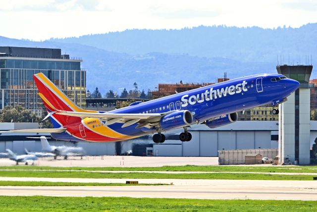 Boeing 737-800 (N8621A)