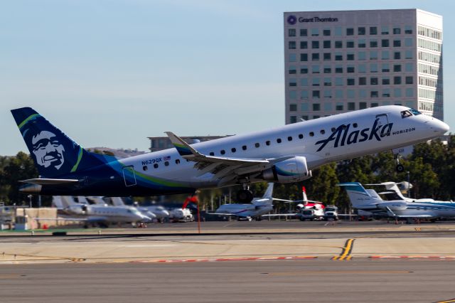 Embraer 175 (N629QX)